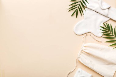 Yeşil yapraklı kadın hijyenik peçetesi. Kadınlarda adet görememe. Kadın menopozunun asgari konsepti. Üst görünümü kopyala.