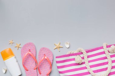 Yaz tatili konsepti düzdü. Plaj aksesuarları ve havlunun üstü. Mesaj için yer var. seyahat kavramı.