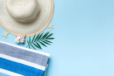 Yaz tatili konsepti düzdü. Plaj aksesuarları ve havlunun üstü. Mesaj için yer var. seyahat kavramı.