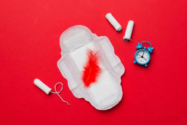 Reloj Despertador Con Tampones Femeninos Sanitarios Toallas Sanitarias Menstruales Concepto —  Fotos de Stock