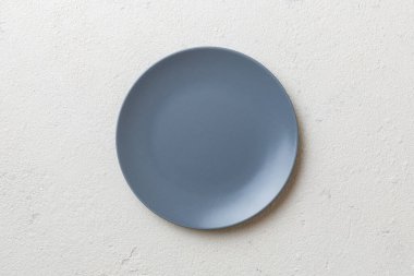 Ahşap zemin üzerinde boş ışık plakası üst görünümü. Tasarımın için boş boşluk.