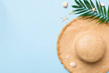 Yaz tatili. Hasır şapka ve tropikal yapraklı yaz konsepti. Düz konum, üst görünüm, kopyalama alanı.