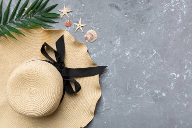 Yaz tatili. Hasır şapka ve tropikal yapraklı yaz konsepti. Düz konum, üst görünüm, kopyalama alanı.