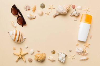 Renkli arka planda yaz zamanı konsepti. Çerçeve şeklinde deniz kabukları metin üstü görünümü için boşluk ile ayrılmış.