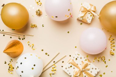 Pastel renkli arka plan üzerine düz bir parti dekorasyonu konsepti. Aşk konsepti. Tatil kutlaması. Sevgililer Günü ya da doğum günü partisi dekorasyonu.