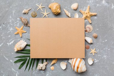 Boş tebrik kartı ve renkli arka planda boş el işi kağıdı olan bir yaz zamanı konsepti. Çerçeve şeklinde deniz kabukları metin üstü görünümü için boşluk ile ayrılmış.