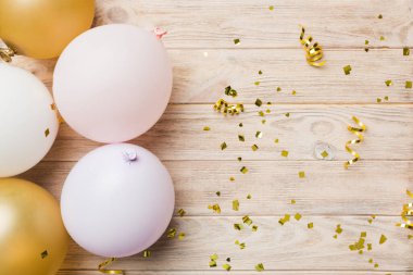 Arka planda yuvarlak balonlar ve konfetilerden oluşan çok renkli balonlar var. Doğum günü partisi geçmişi.