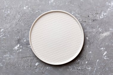 Beton zemin üzerinde boş ışık plakası üst görünümü. Tasarımın için boş boşluk.