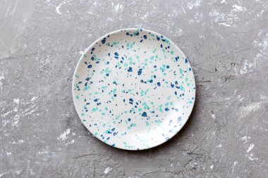 Beton zemin üzerinde boş mavi plaka üst görünümü. Tasarımın için boş boşluk.