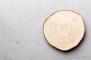 Çimento arka planında ahşap servis tepsisinin üst görüntüsü. Tasarımın için boş boşluk.