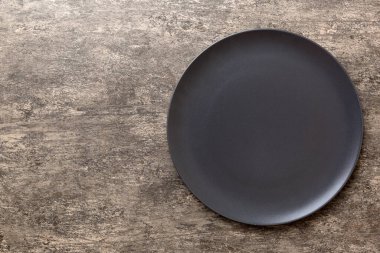 Ahşap arka plandaki siyah plakanın üst görüntüsü. Tasarımın için boş boşluk.