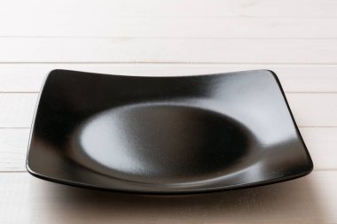 Ahşap zemindeki boş kare plakanın perspektif görüntüsü. Tasarımın için boş boşluk.