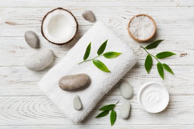 Hindistan cevizi yağı dolu kavanozlar ve renkli arka planda kozmetik kremi. Üst Manzara. Metnin için boş yer. Doğal spa Hindistan cevizi kozmetik ve organik tedavi konsepti Hindistan cevizi spa bileşimi.