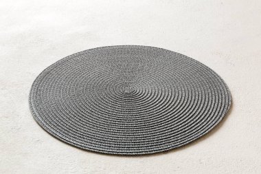 Çimento arka planında yemek için yuvarlak masa örtüsü manzarası. Tasarımın için boş boşluk.