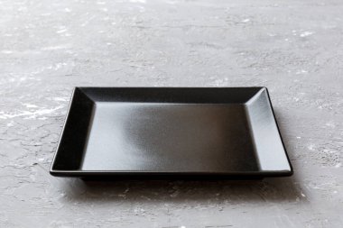 Beton zemin üzerinde boş kare plakanın perspektif görünümü. Tasarımın için boş boşluk.