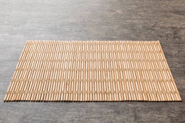 Çimento arka planında yiyecek için kahverengi masa örtüsü manzarası. Tasarımın için boş boşluk.