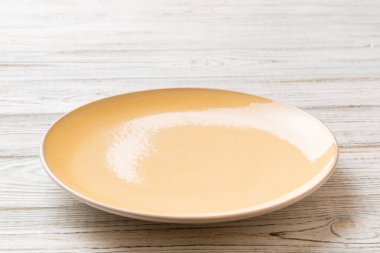 Çimento arka planındaki boş turuncu plakanın perspektif görüntüsü. Tasarımın için boş boşluk.