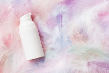 Spa kozmetik ürünleri, krem şişeleri, markalaşma modelleri, tüylü üst manzara. Düz yatıyordu.