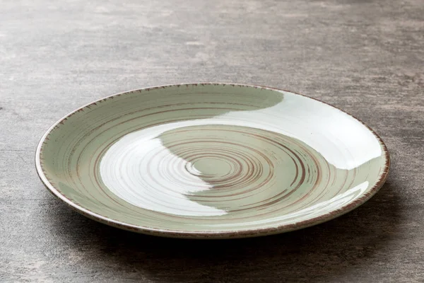 시멘트 배경에 초록색 접시에 당신의 디자인을 — 스톡 사진