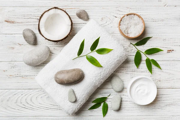 Hindistan cevizi yağı dolu kavanozlar ve renkli arka planda kozmetik kremi. Üst Manzara. Metnin için boş yer. Doğal spa Hindistan cevizi kozmetik ve organik tedavi konsepti Hindistan cevizi spa bileşimi.