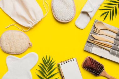 Sıfır atık. Çevre dostu günlük aksesuarlar. en üstteki görünüm.