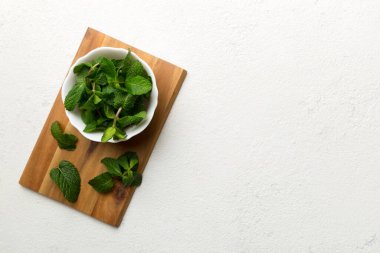 Kesme masasında taze nane şekeri, üst manzara. Metin için Düz Alan.