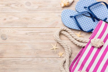 Yaz tatili konsepti düzdü. Plaj aksesuarları ve havlunun üstü. Mesaj için yer var. seyahat kavramı.