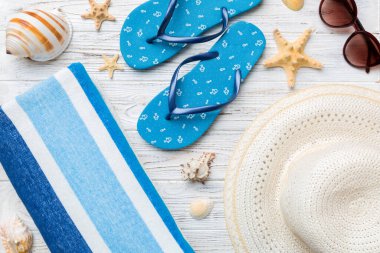 Yaz tatili konsepti düzdü. Plaj aksesuarları ve havlunun üstü. Mesaj için yer var. seyahat kavramı.