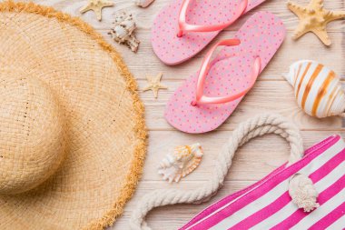 Yaz tatili konsepti düzdü. Plaj aksesuarları ve havlunun üstü. Mesaj için yer var. seyahat kavramı.