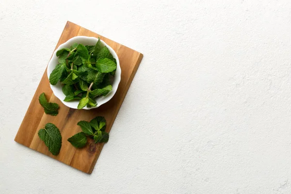 Kesme masasında taze nane şekeri, üst manzara. Metin için Düz Alan.