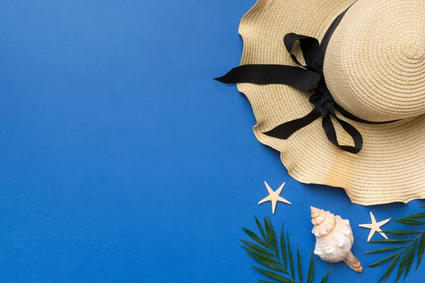 Yaz tatili konsepti düzdü. Plaj aksesuarları ve havlunun üstü. Mesaj için yer var. seyahat kavramı.