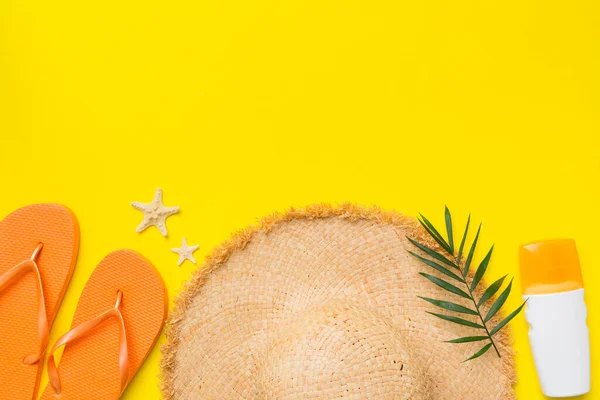 Καλοκαιρινές Διακοπές Έννοια Επίπεδη Θέσει Ψάθινο Καπέλο Αξεσουάρ Παραλίας Και — Φωτογραφία Αρχείου