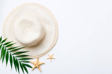 Yaz tatili. Hasır şapka ve tropikal yapraklı yaz konsepti. Düz konum, üst görünüm, kopyalama alanı.