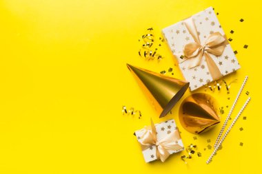 Renkli balon, hediye ve konfeti ile tatil geçmişi. Düz yatış stili. Kopya alanı olan doğum günü veya parti tebrik kartı.