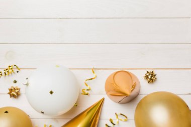 Renkli balon, hediye ve konfeti ile tatil geçmişi. Düz yatış stili. Kopya alanı olan doğum günü veya parti tebrik kartı.