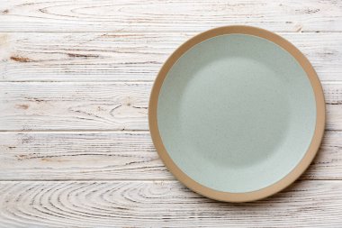 Ahşap zemin üzerinde boş ışık plakası üst görünümü. Tasarımın için boş boşluk.