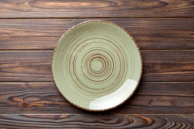 Ahşap zemin üzerinde boş yeşil plaka üst görünümü. Tasarımın için boş boşluk.