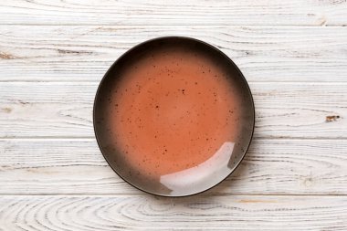 Ahşap zemin üzerinde boş kırmızı plaka üst görünümü. Tasarımın için boş boşluk.