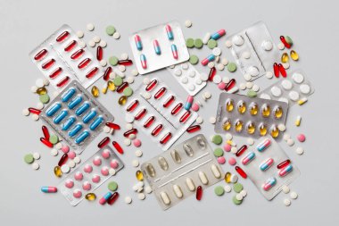 Masa arkasında koruyucu yüz maskeleri, cerrahi maskeler, ilaç hapları ve termometre. Coronavirus hastalığı. Corona virüsü konsepti. Metin için boşluk.