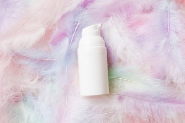 Spa kozmetik ürünleri, krem şişeleri, markalaşma modelleri, tüylü üst manzara. Düz yatıyordu.