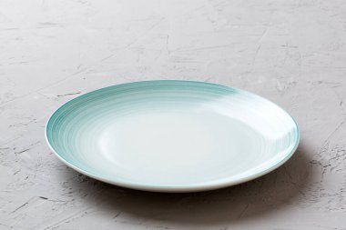 Beton zemin üzerinde boş mavi plakanın perspektif görünümü. Tasarımın için boş boşluk.