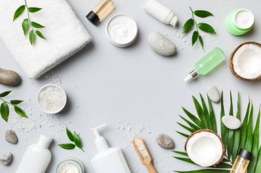 Hindistan cevizi yağı dolu kavanozlar ve renkli arka planda kozmetik kremi. Üst Manzara. Metnin için boş yer. Doğal spa Hindistan cevizi kozmetik ve organik tedavi konsepti Hindistan cevizi spa bileşimi.