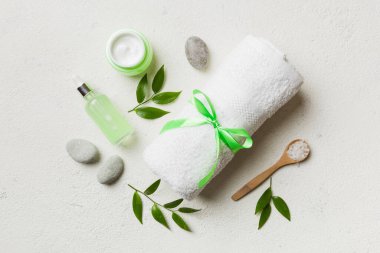 Hindistan cevizi yağı dolu kavanozlar ve renkli arka planda kozmetik kremi. Üst Manzara. Metnin için boş yer. Doğal spa Hindistan cevizi kozmetik ve organik tedavi konsepti Hindistan cevizi spa bileşimi.