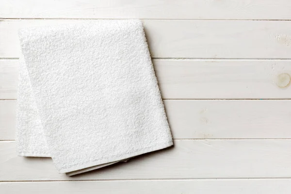 Draufsicht Auf Weiße Handtücher Mit Kopierraum Auf Farbigem Hintergrund — Stockfoto