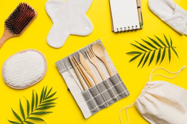 Sıfır atık. Çevre dostu günlük aksesuarlar. en üstteki görünüm.