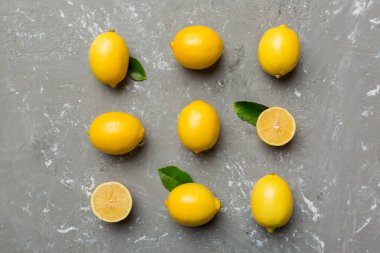 Renkli arka plan olarak pek çok taze limon, üst manzara. Limon ve limon dilimlerinin zarif arka planı Üst görünüm düz yatıyordu.