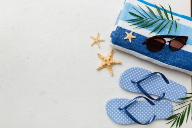 Yaz tatili konsepti düzdü. Plaj aksesuarları ve havlunun üstü. Mesaj için yer var. seyahat kavramı.