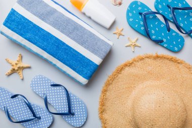 Yaz tatili konsepti düzdü. Plaj aksesuarları ve havlunun üstü. Mesaj için yer var. seyahat kavramı.