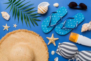 Yaz tatili konsepti düzdü. Plaj aksesuarları ve havlunun üstü. Mesaj için yer var. seyahat kavramı.