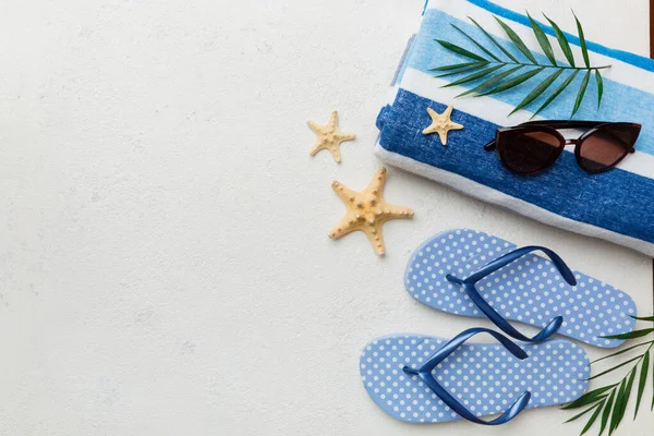 Yaz tatili konsepti düzdü. Plaj aksesuarları ve havlunun üstü. Mesaj için yer var. seyahat kavramı.